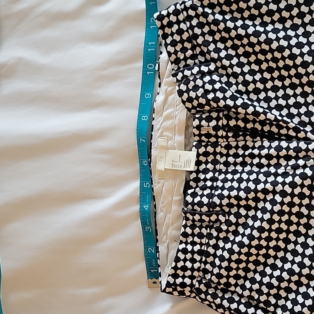 H&M pants size 4 with pockets.
